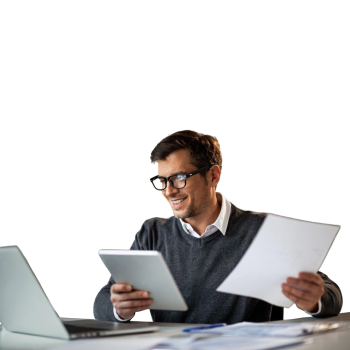 Hombre aprobando una cotización adecuada a su necesidad